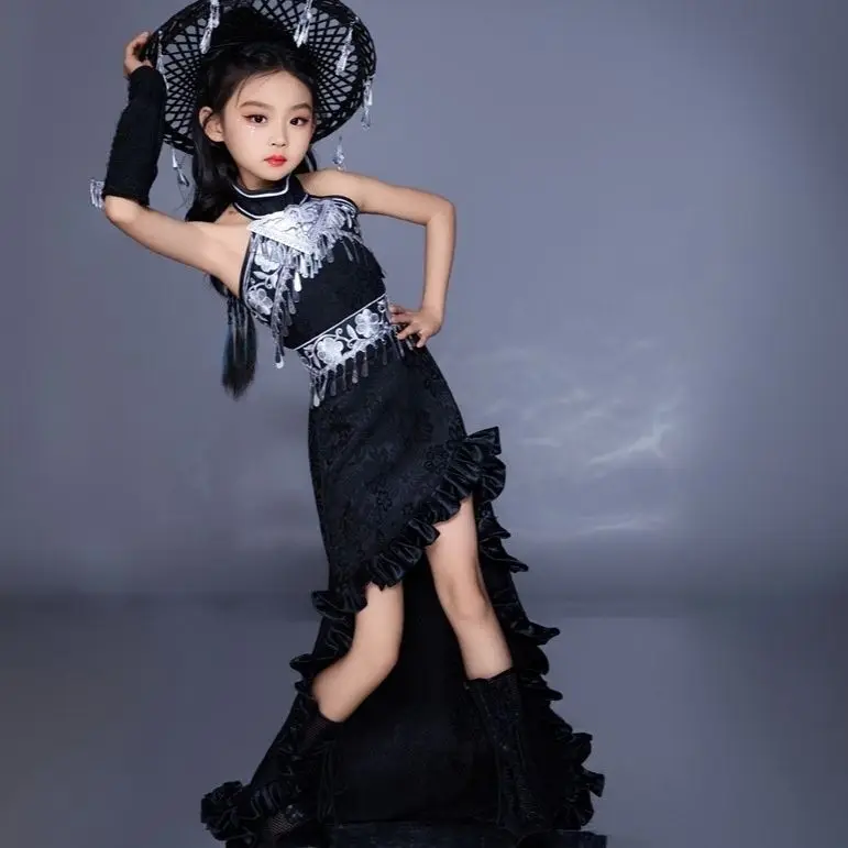 Ethnic Dress Fashion Show - Kinderanzug Schlepprock Chinesische ethnische Minderheit Kleidung