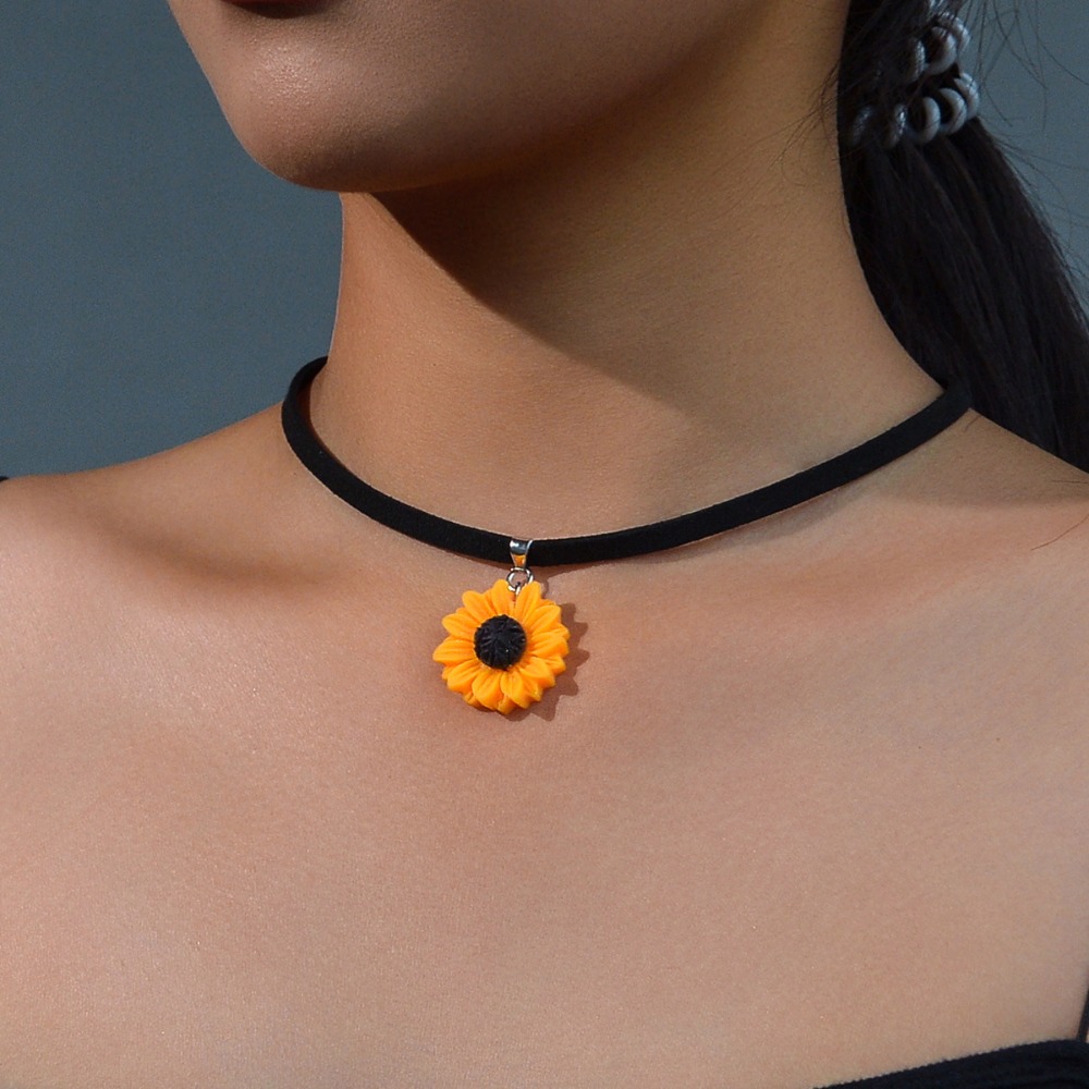 Ethnic Fashion Shoot - Böhmischer Ethno-Stil Verstellbare Schwarze Samt-Sonnenblumen-Anhänger Choker-Halskette